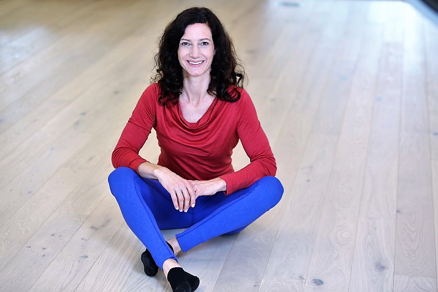 Ausstrahlung und Schönheit durch die richtige Körperhaltung im Studio Zürich Ausstrahlung und Schönheit